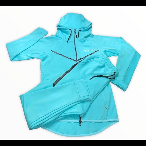 Tech Suit - Turquoise
Tech Fleece is a lightweight insulator with premium look - Picture 2 of 2